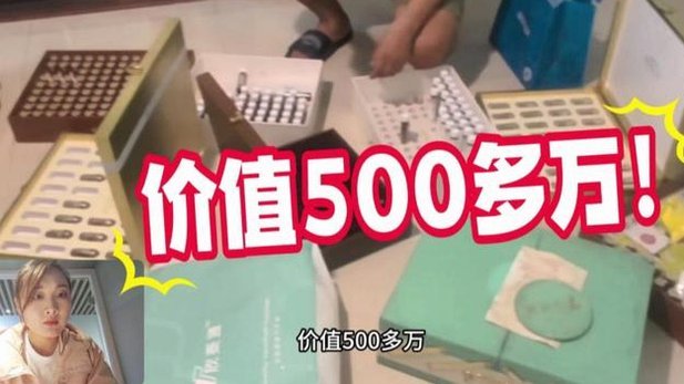 女子整理父亲遗物发现一张照片