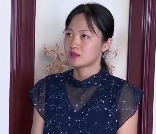 女子整理父亲遗物发现一张照片